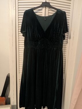 Ever Pretty Emerald Green Velvet Midi Dress